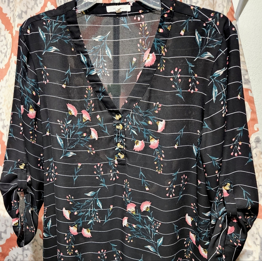 !!CLOSET CLEAR OUT - LAST CHANCE!!Maurcies top/blouse L